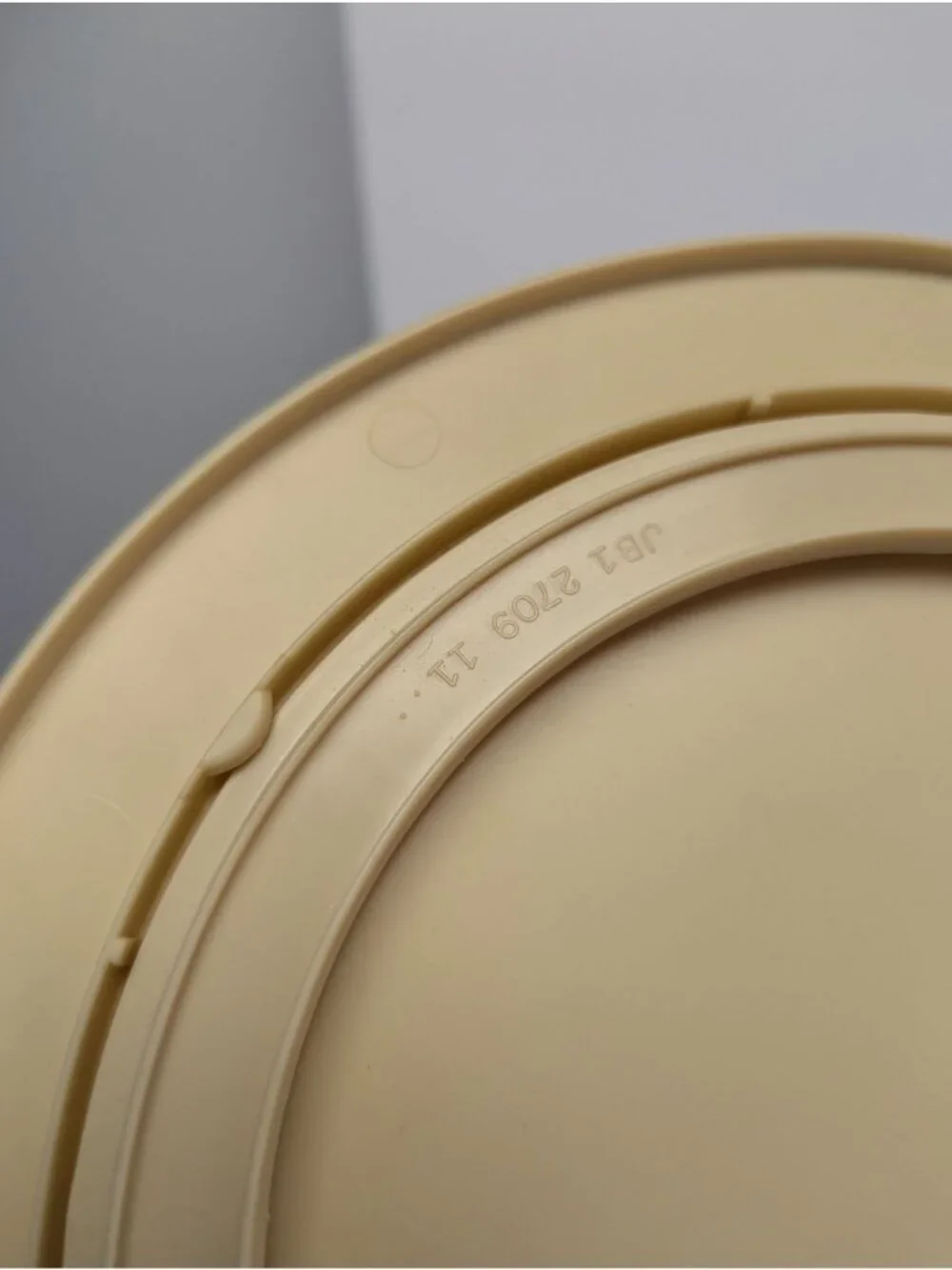 Rubbermaid features turntable